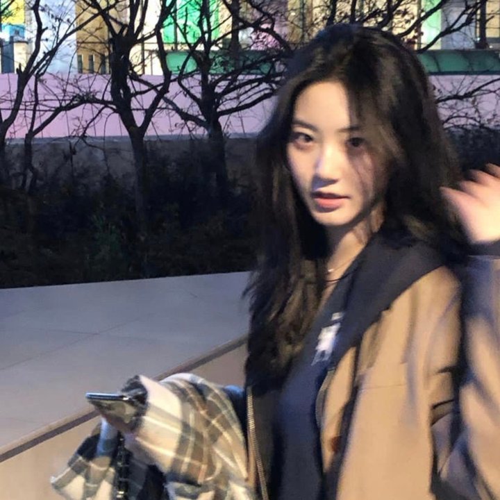 三个带面纱的女子